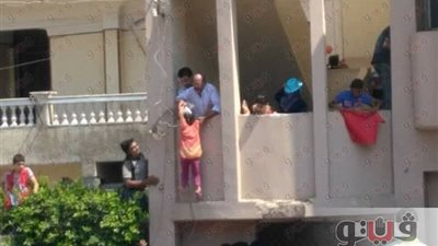 بالصور.. معرض خيري للملابس ينجح في لم شمل أسرة بالشرقية