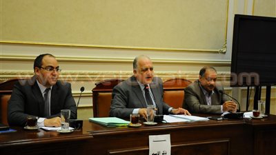 «قوي عاملة» توافق على أحقية الحكومة في الاستعانة بمستشارين