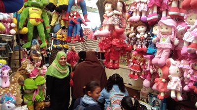 نار الأسعار تحرق سوق هدايا «الفلانتين» بالإسكندرية (فيديو)