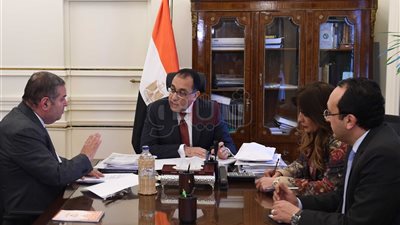 مدبولي يتابع مع وزير قطاع الأعمال خطة تطوير الحديد والصلب والغزل والنسيج