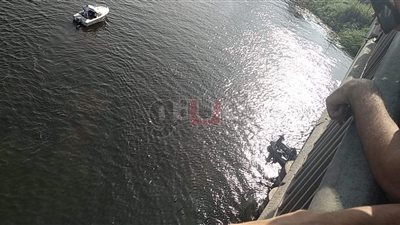 لحظة انتشال سيارة ملاكي سقطت من أعلى كوبري الساحل في النيل «فيديو»