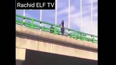 لحظة إنقاذ فتاة حاولت الانتحار من أعلى كوبري (فيديو)