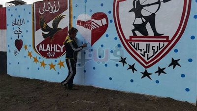 شاب بالمنوفية يستجيب لمبادرة «صلاح» ويرسم شعاري أهلاوي والزمالك