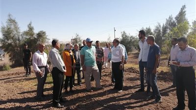 محافظ الوادي الجديد يتفقد مشروعا لإنتاج الفاكهة على مساحة 50 فدانا