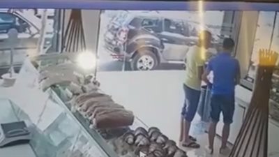 بالفيديو.. لحظة سرقة هاتف من يد صاحبه في وضح النهار