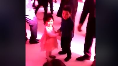 رد فعل طفلة أجبرها طفل على الرقص معه (فيديو)