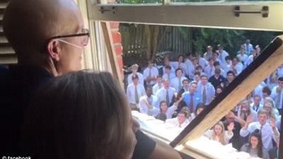 بالصور.. وفاة معلم بالسرطان تحرك مشاعر 30 مليونا.. «تقرير»