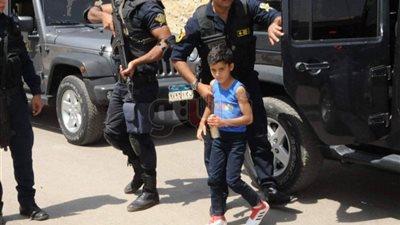 خطف الأطفال بوابة العصابات للثراء السريع وفدية بملايين الجنيهات.. الجناة: نصطاد الأسر الغنية.. والأمن العام ينصب لهم المصيدة ويدك معاقلهم.. ومشروع قانون يطالب بإعدام المتهمين ( فيديو وصور)