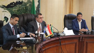 بالصور.. محافظ الفيوم يستعرض مشروعات التنمية مع الشباب