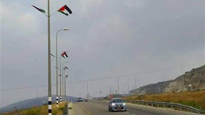 الأعلام الفلسطينية تثير غضب المستوطنين على طرق الضفة
