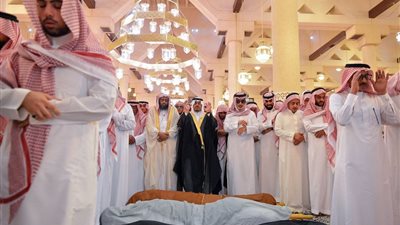 بالصور.. الأميران أحمد ومقرن يؤديان صلاة الجنازة على «منصور»