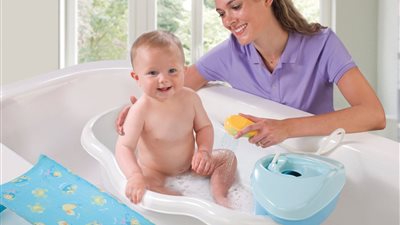 احمي طفلك من حر الصيف.. بالاستحمام ولكن بشروط