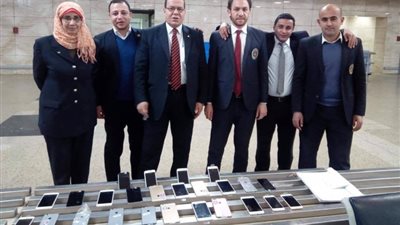 ضبط 25 آيفون بحوزة مصري قادم من دبي بمطار القاهرة