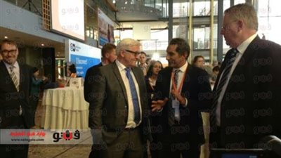 بالصور.. وزير خارجية ألمانيا يحرص على مصافحة باسم يوسف