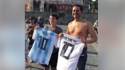 مشجع أرجنتيني يتوسل لمصري من أجل الحصول على قميص صلاح