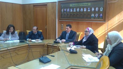 نائب رئيس جامعة عين شمس يطالب بإزالة العقبات أمام الطلاب الوافدين