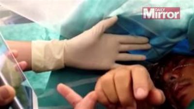 بالفيديو.. رجل يخضع لعملية خطيرة في المخ مستيقظا