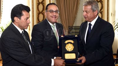 مدبولي يهدي خالد عبد العزيز درع تكريم بحضور أشرف صبحي