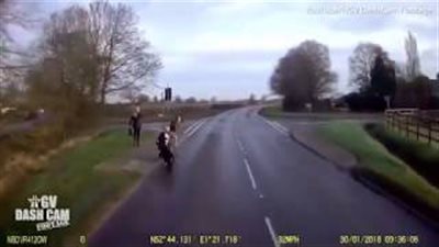 شاهد ماذا فعلت أم لإنقاذ أطفالها من الدهس تحت عجلات شاحنة (فيديو)