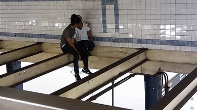 شاهد.. شاب ينقذ فتاة من الانتحار بمحطة مترو أنفاق