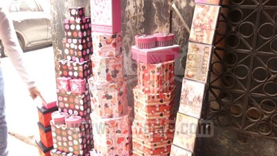 بالفيديو والصور.. هدايا عيد الحب تبحث عن الشباب