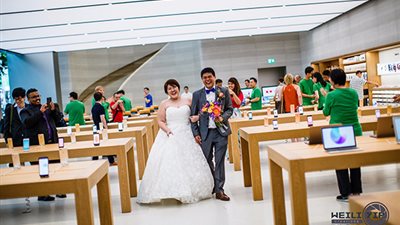 زوجان يستخدمان «متجر آبل» في سنغافورة لعمل «فوتو سيشن»