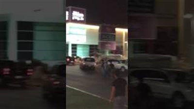 بالفيديو.. مشاجرة طاحنة بين عدد كبير من الشباب بالكويت