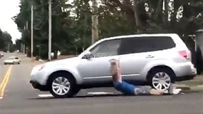 بالفيديو والصور.. سيارة تسحل لصا وتخلع ملابسه