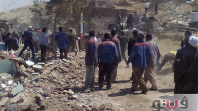 بالصور. إخلاء البيوت الخطرة بشارع «عامر» بمنشأة ناصر