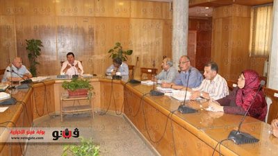 محافظ دمياط يبحث تخصيص أراضٍ لإنشاء أسواق ودور سينما