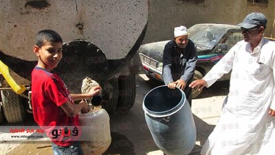 بالصور.. أزمة انقطاع المياه بعشرات القرى في كفر الشيخ.. الأهالي يتوضئون من الترع المجاورة للمساجد.. الجراكن السبيل الوحيد للحصول على مياه الشرب.. والمسئولون يرفعون شعار 