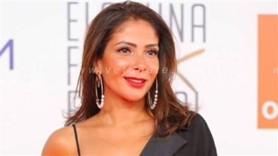 النجوم وإعلانات رمضان.. تمثيل وإخراج من منازلهم.. أزمة في حملة شركة شهيرة بسبب منى زكي.. والأجور المتدنية كلمة سر صمت المخرج 