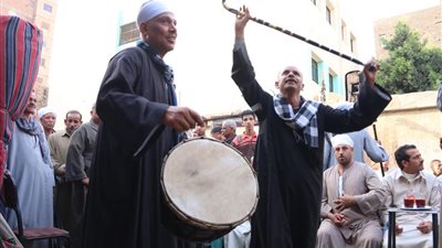 رقص على أنغام المزمار بالليلة الختامية لمولد السيدة زينب (فيديو)