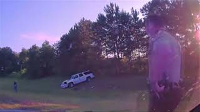 بالفيديو والصور.. لحظة قتل شرطي أمريكي امرأة أطلقت النيران عليه