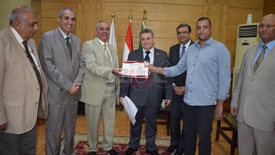 رئيس جامعة بنها يكرم عاملين بالمدن الجامعية