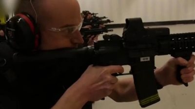 بالفيديو والصور.. لقطات من داخل قاعدة تدريب سرية في بريطانيا