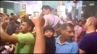 بالفيديو.. المصريون يرقصون على الأغاني الشعبية في افتتاح «مول» بالكويت