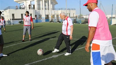 بالصور.. راشد الغنوشي يشارك في مباراة كرة قدم