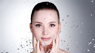 ماء الورد عنوان تألق ونضارة بشرتك في العيد