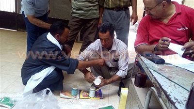 بالصور.. سحب عينات من المبيدات المراد التخلص منها بالشرقية