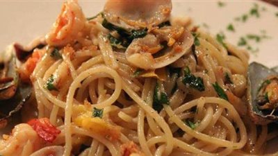 الاسباجتي بمكعبات الباذنجان وجبن الحلوم من مطبخ راشيل كارتر