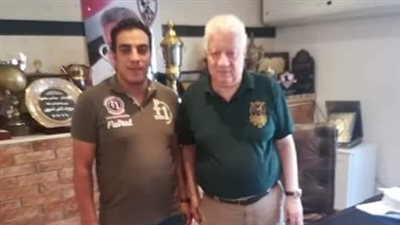 مرتضى منصور ووكيل أعمال «الكعبي» يلتقطان الصور بعد اقترابه من الزمالك