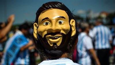 جماهير الأرجنتين ترتدي قناعا لميسي قبل مواجهة نيجيريا