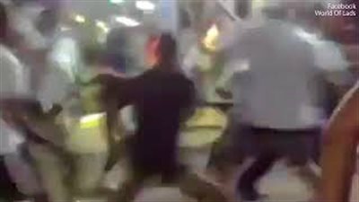 بالفيديو والصور.. شجار مروع ينتهى بإلقاء أشخاص على شريط قطار