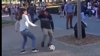 بالفيديو.. فتاة تضع شابا في موقف محرج بسبب كرة القدم