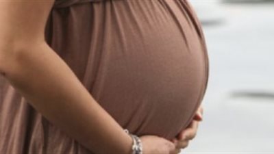 عجوز عربية في الثمانينيات حامل في الشهر الرابع