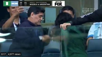 مارادونا يرقص تانجو مع مشجعة نيجيرية في المدرجات (فيديو)