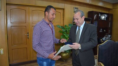 محافظ دمياط يكرم مجندا حائزا على نوط الواجب.. وإطلاق اسم شهيد على مدرسة