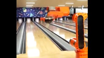 شاهد كيف يسدد روبوت في لعبة البولينج (فيديو)