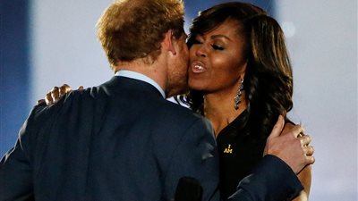 بالصور.. «قبلة» من الأمير هاري لـ«ميشيل أوباما» في افتتاح دورة مصابي الحرب